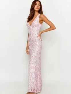 Robe longue en dentelle sans manches décolleté en V profond et dos nu été 2026