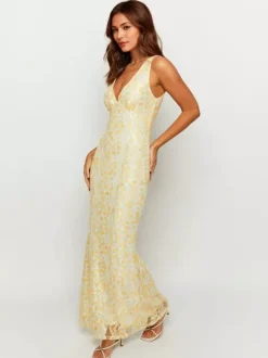 Robe longue en dentelle sans manches décolleté en V profond et dos nu été 2026