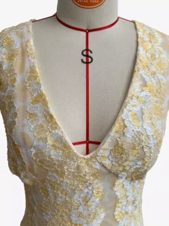 Robe longue en dentelle sans manches décolleté en V profond et dos nu été 2026