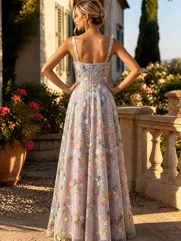 Robe longue en tulle brodée de fleurs bretelles spaghetti carrées coupe trapèze idéale pour une invitée de mariage ou une cérémonie.