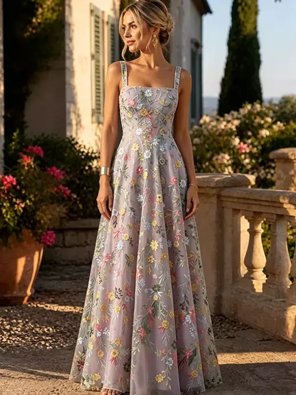 Robe longue en tulle brodée de fleurs bretelles spaghetti carrées coupe trapèze idéale pour une invitée de mariage ou une cérémonie.