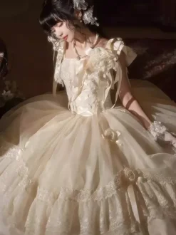 Robe longue Lolita fée blanche à lacets et n艙uds ornée de fleurs idéale pour un goûter.