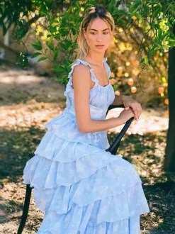 Robe longue maxi à volants et fleurs bleu clair pour femme - Robe d'été longue dos nu à étages style cottagecore - Garden-party d'été 2026