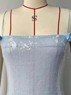 Robe longue moulante transparente à sequins bleus avec fente haute à volants 2026