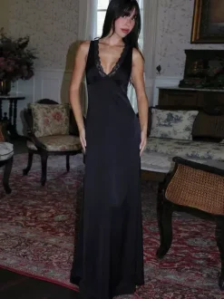 Robe longue nuisette noire à col en V et bordure en dentelle pour femme 2026