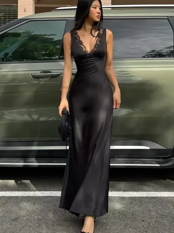 Robe longue nuisette noire à col en V et bordure en dentelle pour femme 2026