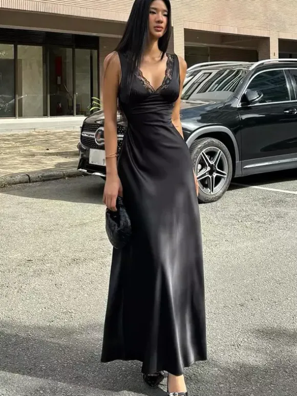 Robe longue nuisette noire à col en V et bordure en dentelle pour femme 2026