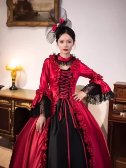 Robe longue rouge rétro victorienne à manches longues évasées style rococo avec coiffe.