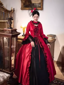 Robe longue rouge rétro victorienne à manches longues évasées style rococo avec coiffe.