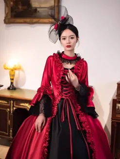 Robe longue rouge rétro victorienne à manches longues évasées style rococo avec coiffe.