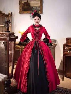 Robe longue rouge rétro victorienne à manches longues évasées style rococo avec coiffe.