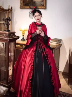 Robe longue rouge rétro victorienne à manches longues évasées style rococo avec coiffe.