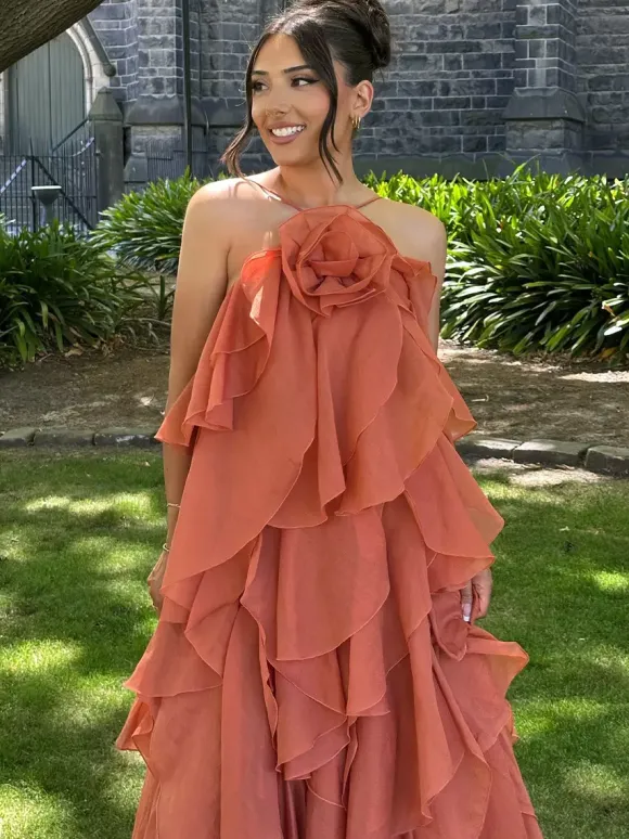 Robe longue à volants avec détails floraux et dos ouvert pour les événements d'été 2026
