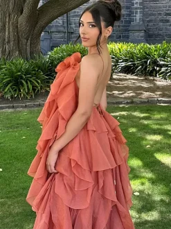 Robe longue à volants avec détails floraux et dos ouvert pour les événements d'été 2026
