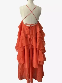 Robe longue à volants avec détails floraux et dos ouvert pour les événements d'été 2026