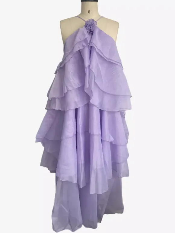 Robe longue à volants avec détails floraux et dos ouvert pour les événements d'été 2026
