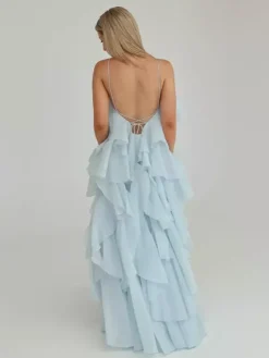 Robe longue à volants avec détails floraux et dos ouvert pour les événements d'été 2026