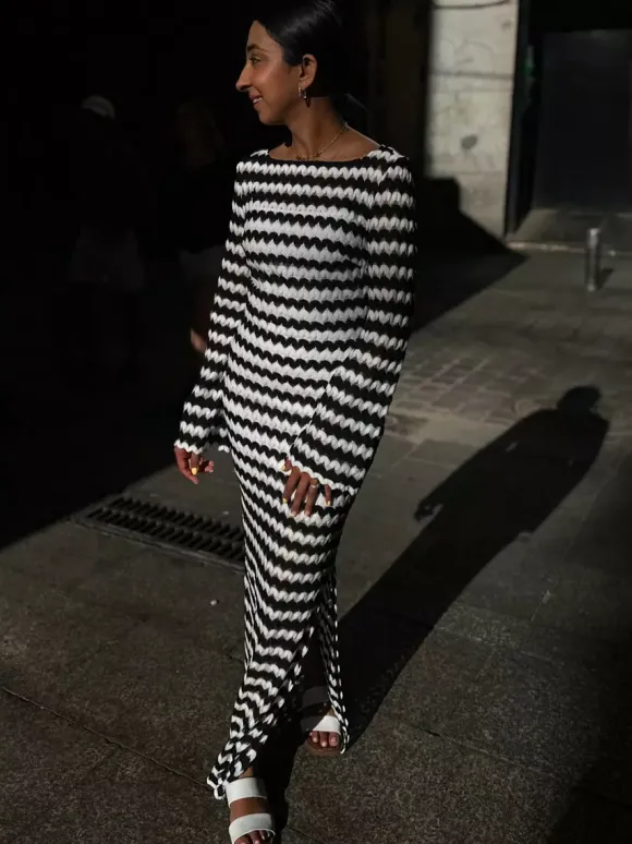 Robe maxi moulante à manches longues en maille à motif ondulé contrasté pour femme 2026