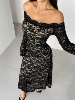 Robe maxi moulante à épaules dénudées manches longues et dentelle collection femme 2026