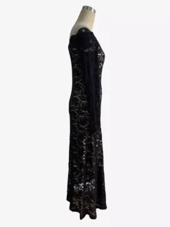 Robe maxi moulante à épaules dénudées manches longues et dentelle collection femme 2026
