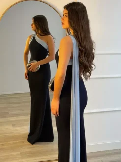 Robe maxi noire chic sans manches à une épaule pour femme idéale au quotidien.