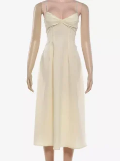 Robe maxi sans manches à bretelles col montant taille haute dos nu plissée couleur abricot.
