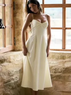Robe maxi sans manches à bretelles col montant taille haute dos nu plissée couleur abricot.