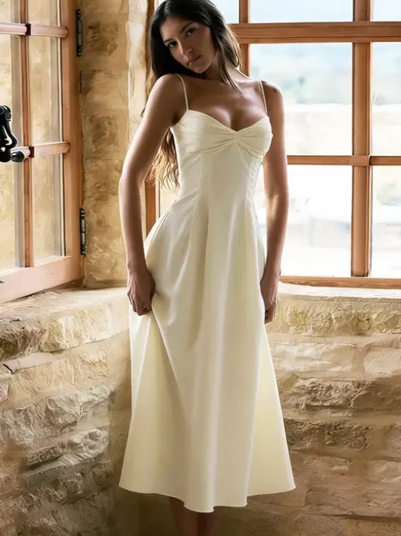 Robe maxi sans manches à bretelles col montant taille haute dos nu plissée couleur abricot.