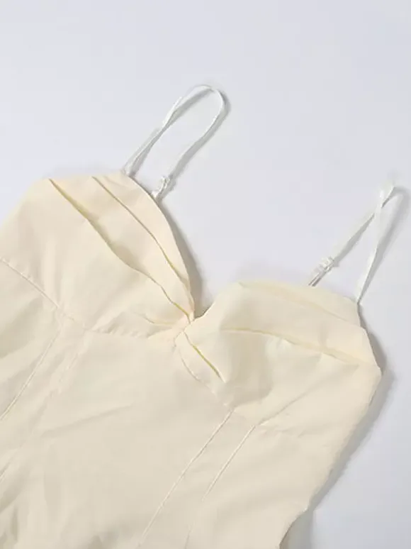 Robe maxi sans manches à bretelles col montant taille haute dos nu plissée couleur abricot.