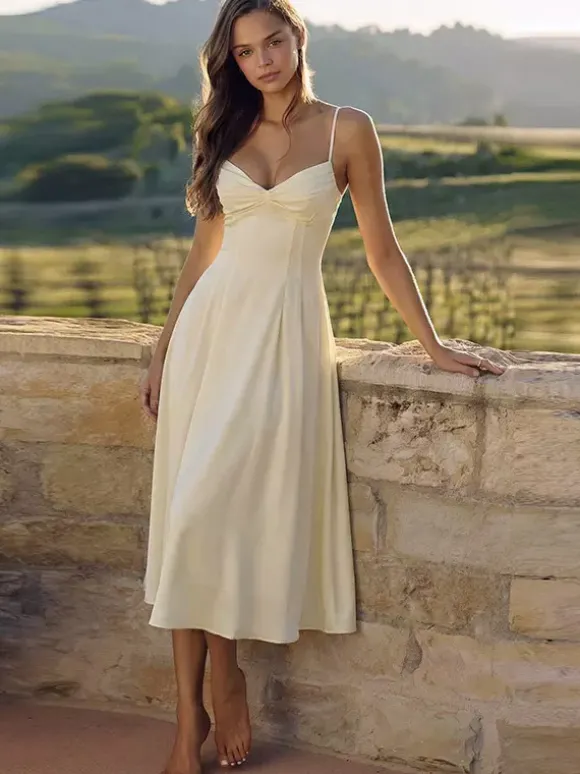 Robe maxi sans manches à bretelles col montant taille haute dos nu plissée couleur abricot.