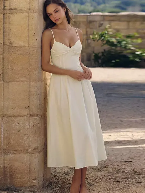Robe maxi sans manches à bretelles col montant taille haute dos nu plissée couleur abricot.