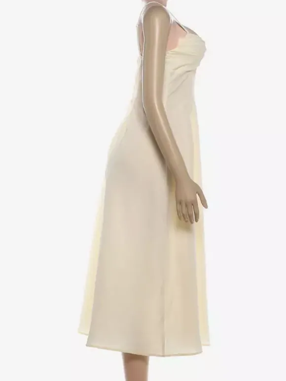 Robe maxi sans manches à bretelles col montant taille haute dos nu plissée couleur abricot.