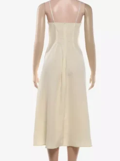 Robe maxi sans manches à bretelles col montant taille haute dos nu plissée couleur abricot.