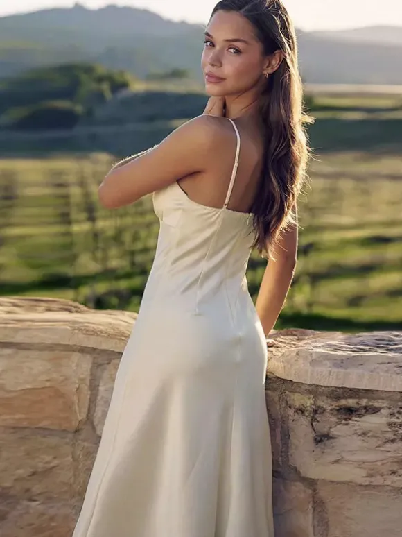 Robe maxi sans manches à bretelles col montant taille haute dos nu plissée couleur abricot.
