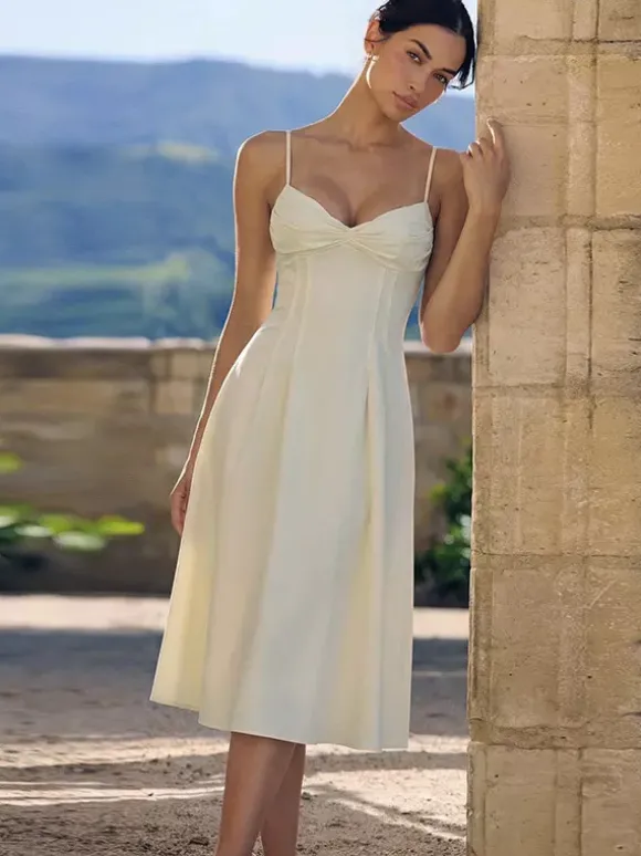 Robe maxi sans manches à bretelles col montant taille haute dos nu plissée couleur abricot.