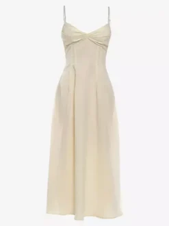 Robe maxi sans manches à bretelles col montant taille haute dos nu plissée couleur abricot.