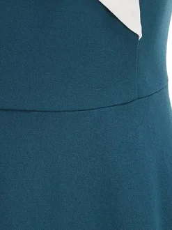 Robe midi bordeaux à épaules dénudées et coupe trapèze pour femme élégante et habillée.
