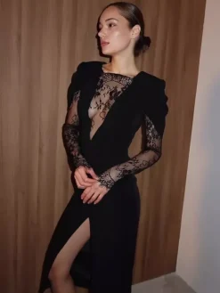 Robe midi moulante à encolure en V profonde et fente haute ornée de patchwork de dentelle collection femme 2026