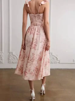 Robe mi-longue fleurie sans manches décolleté en c艙ur et fente haute été 2026