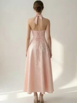 Robe mi-longue à fleurs rose pâle col licou coupe trapèze style vintage pour femme 2026