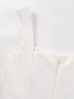 Robe mini blanche sans manches coupe trapèze évasée collection femme 2026