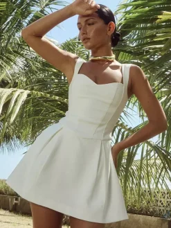 Robe mini blanche sans manches coupe trapèze évasée collection femme 2026