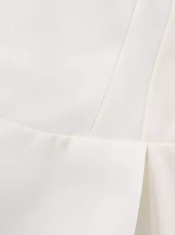 Robe mini blanche sans manches coupe trapèze évasée collection femme 2026
