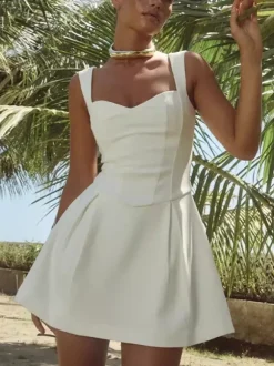 Robe mini blanche sans manches coupe trapèze évasée collection femme 2026