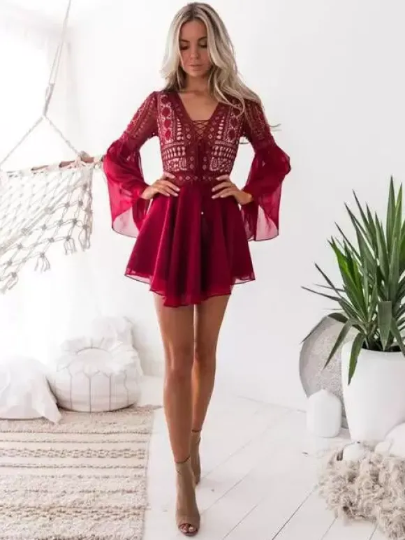 Robe mini bohème en dentelle pour femme - Robe patineuse trapèze à col en V et manches cloche - Tenue de soirée semi-formelle printemps 2026