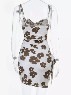 Robe mini moulante à fleurs blanches et marron bretelles spaghetti torsadées sur le devant et cordon de serrage latéral idéale pour une soirée en amoureux.