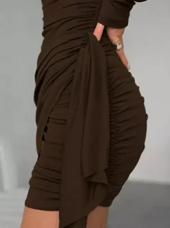 Robe moulante chic couleur café pour femme - Coupe mini à manches longues et fronces sexy - Tenue minimaliste pour le printemps 2026