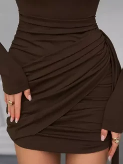 Robe moulante chic couleur café pour femme - Coupe mini à manches longues et fronces sexy - Tenue minimaliste pour le printemps 2026