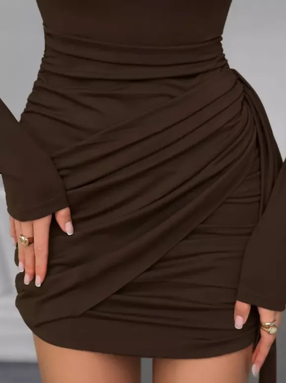 Robe moulante chic couleur café pour femme - Coupe mini à manches longues et fronces sexy - Tenue minimaliste pour le printemps 2026