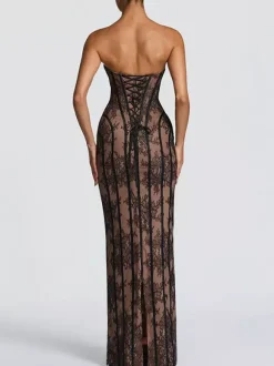 Robe moulante maxi en dentelle sans manches dos nu et bustier couleur bordeaux sexy idéale pour une soirée en amoureux.